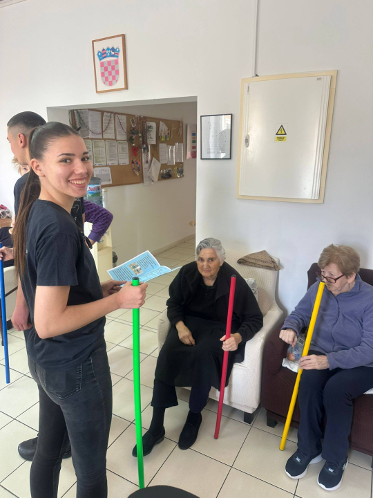 Učenici šibenske Medicinske škole posjetili Dom za starije u Šibeniku i Tisnom