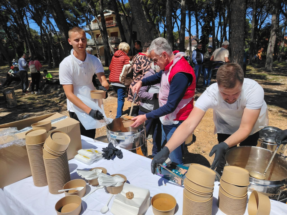 Prvi maj na Jadriji: Podijeljene porcije fažola, za sve posjetitelje slijedi zabava uz Fenixe