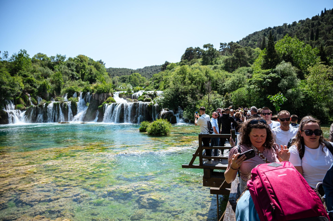 Podijeljeno 2000 porcija fažola i 1500 autohtonih i medonosnih sadnica u NP Krka