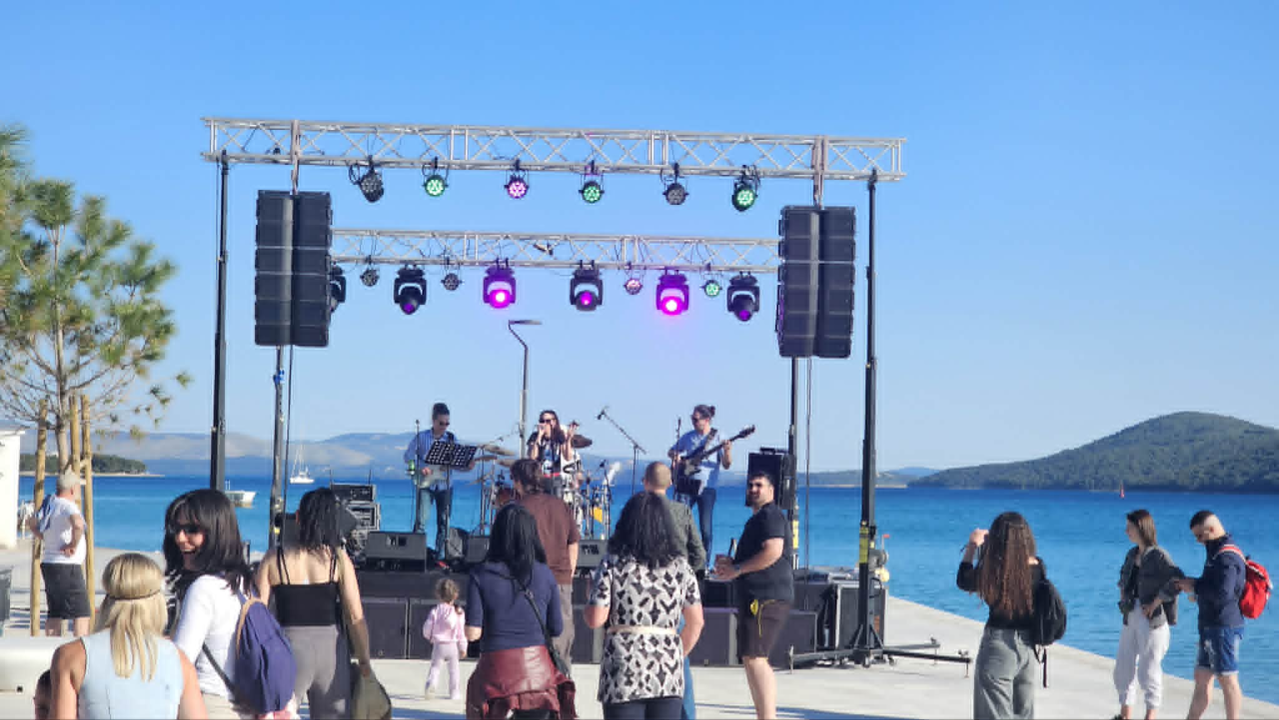 Fenixi zabavljaju posjetitelje, kafići puni: Pogledajte dijelić atmosfere s druženja na Jadriji