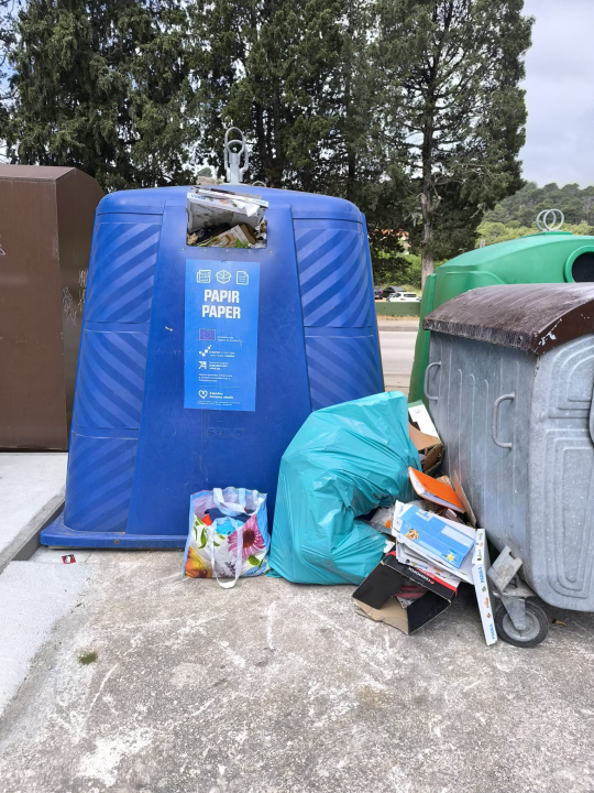 'Katastrofa na što liči kvart': Prekrcani kontejneri i gomile smeća na Šubićevcu