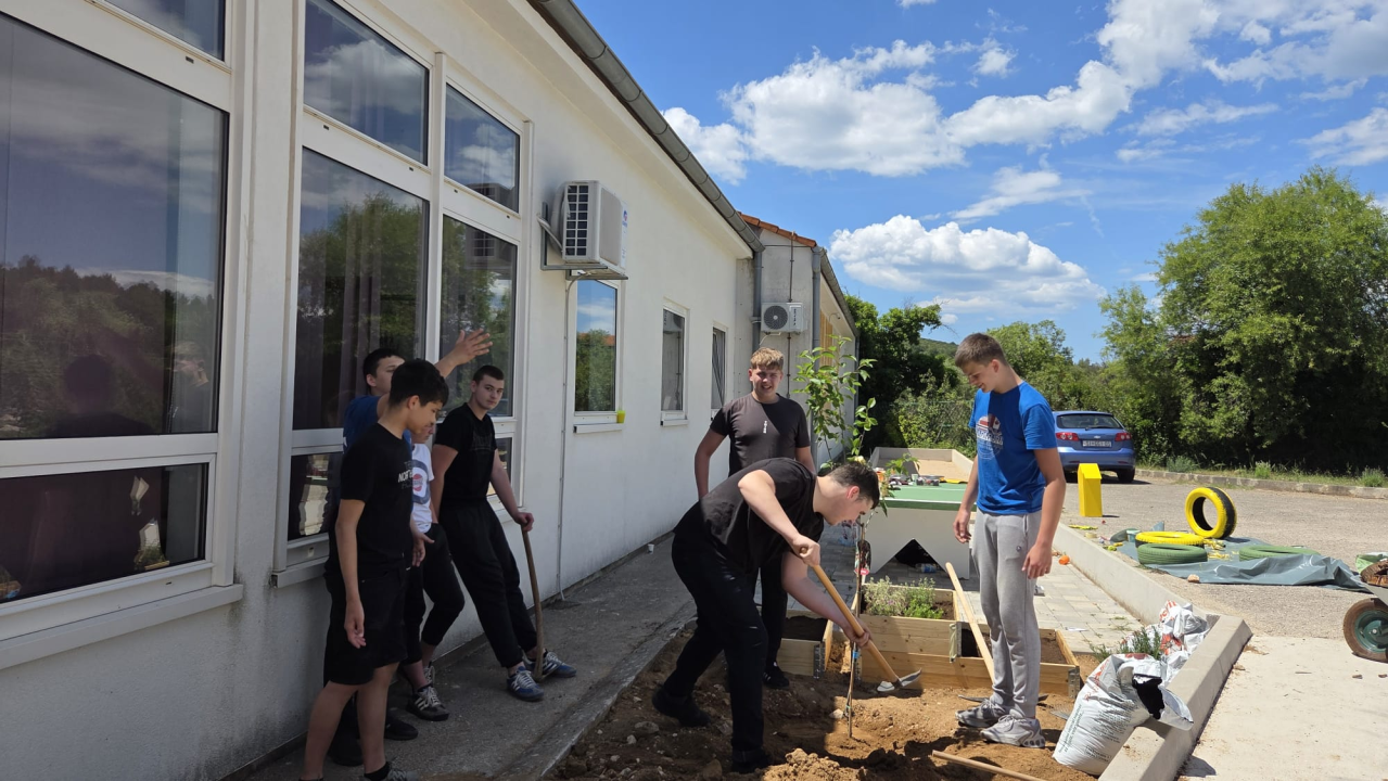Kreiran školski ekovrt 'Zeleni kutak znanja' u Osnovnoj školi Vjekoslava Kaleba u Tisnom 