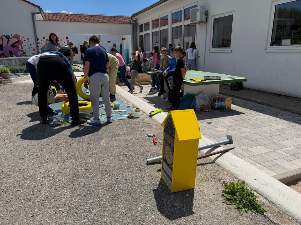 Kreiran školski ekovrt 'Zeleni kutak znanja' u Osnovnoj školi Vjekoslava Kaleba u Tisnom 