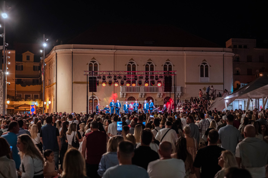 FOTO Klapa Intrade pjevala pred punom Poljanom na Dan državnosti