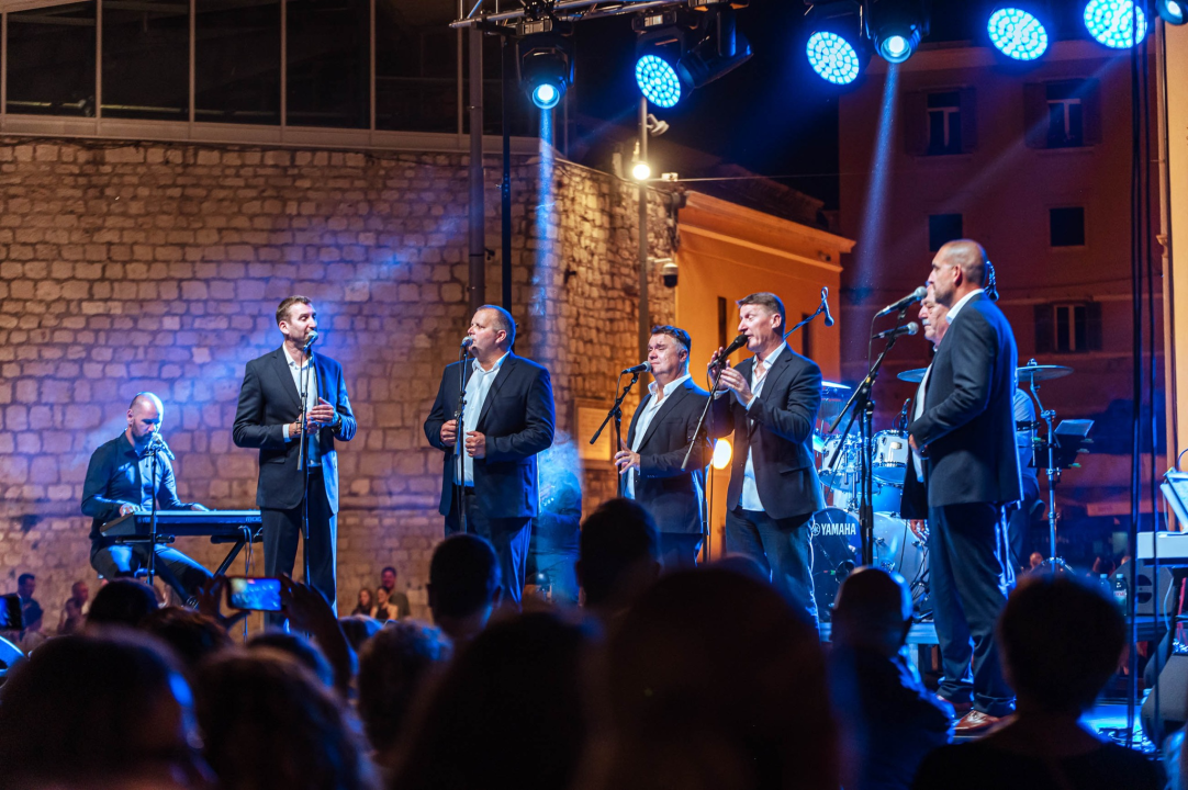 FOTO Klapa Intrade pjevala pred punom Poljanom na Dan državnosti
