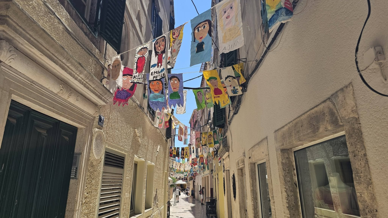 Kad se Šibenikom zavijore zastavice s dječjim crtežima, znamo što nam je 'iza ugla'