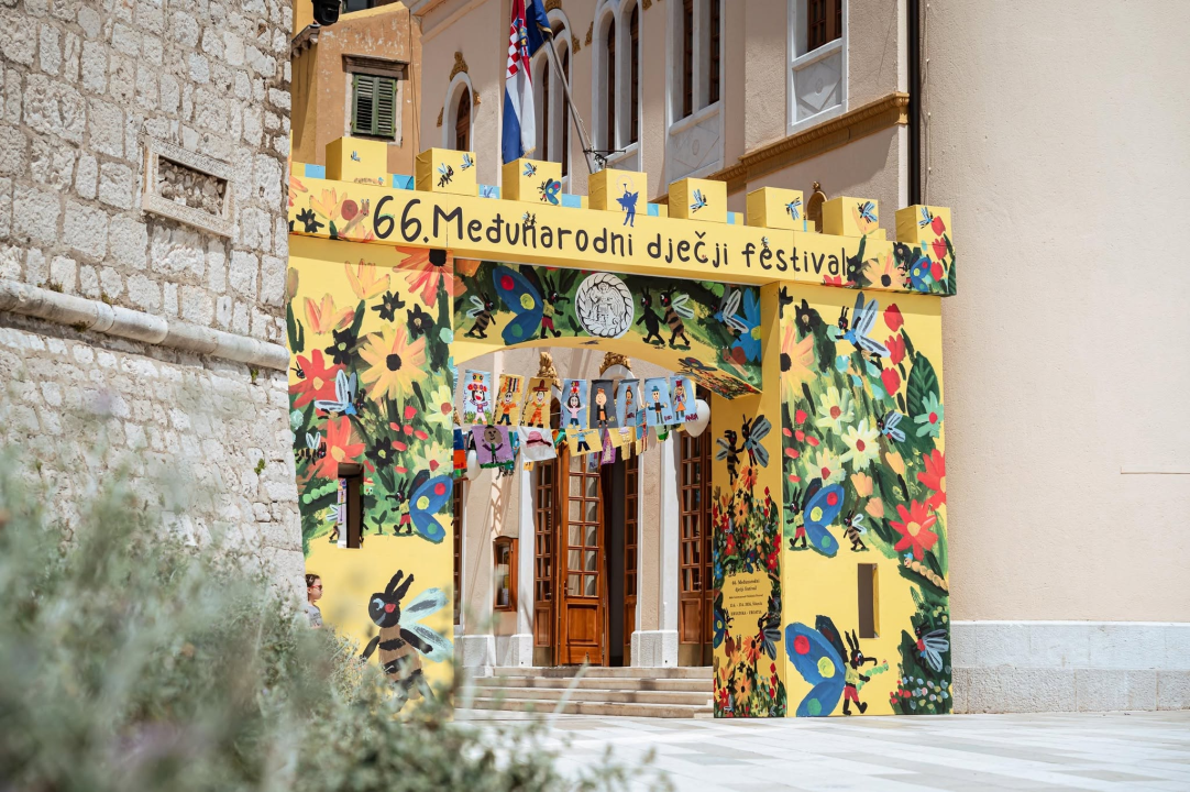 Postavljena festivalska vrata