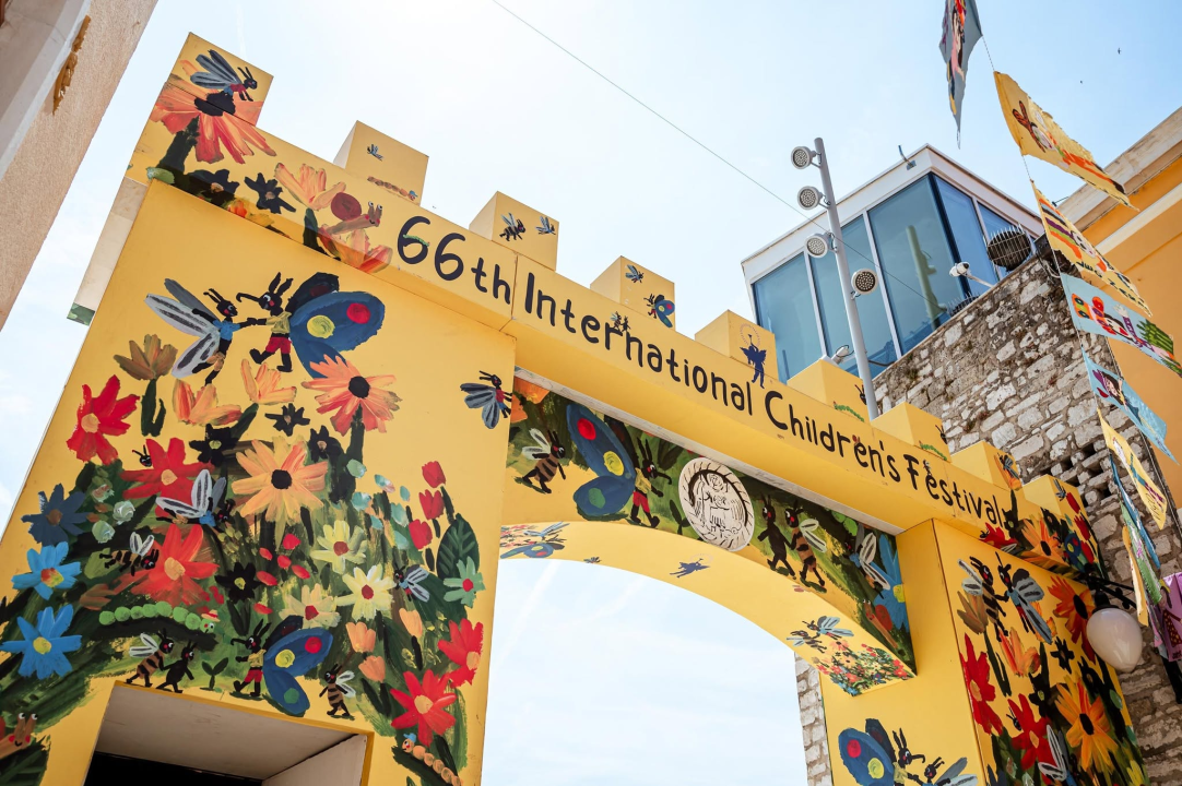 Postavljena festivalska vrata