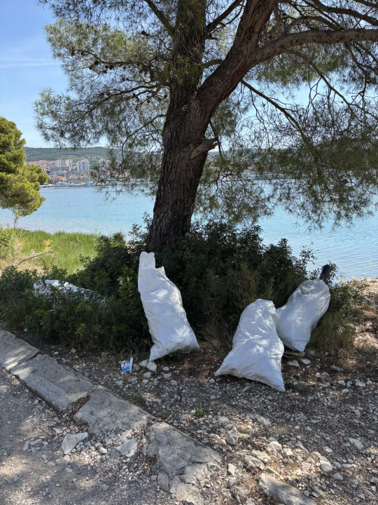 Smeće s pogledom na Šibenik: Volonteri vrijedno čiste, a otpad u uvali Dumboka opet se gomila