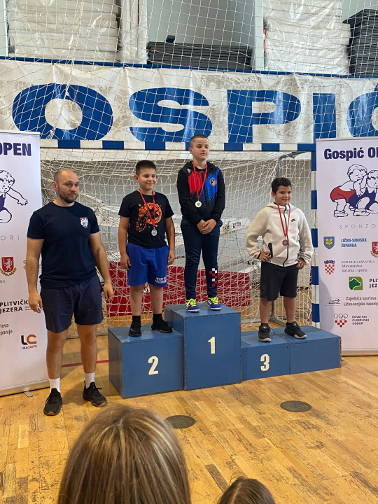 FOTO Franko Ercegović viceprvak Hrvatske u hrvanju, Šibenčani osvojili sedam medalja na Gospić Openu