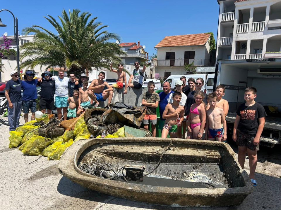 Volonteri svih generacija udružili snage u akciji čiščenja obale i plaža Rogoznice