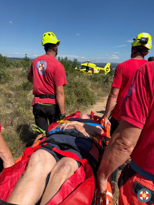 Biciklistica teško ozlijeđena na nepristupačnom terenu: U akciji spašavanja sudjelovali šibenski HGSS, DVD Skradin i helikopter