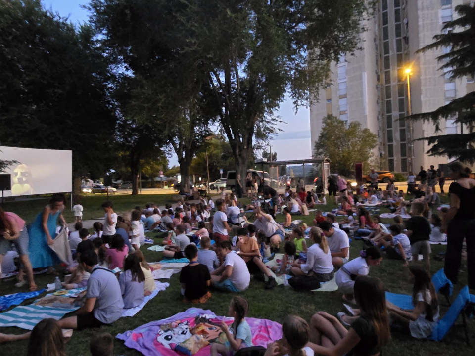 FOTO Ljetno kino Baldekin pun je pogodak, prva projekcija izgledala je kao neki dječji filmski Woodstock