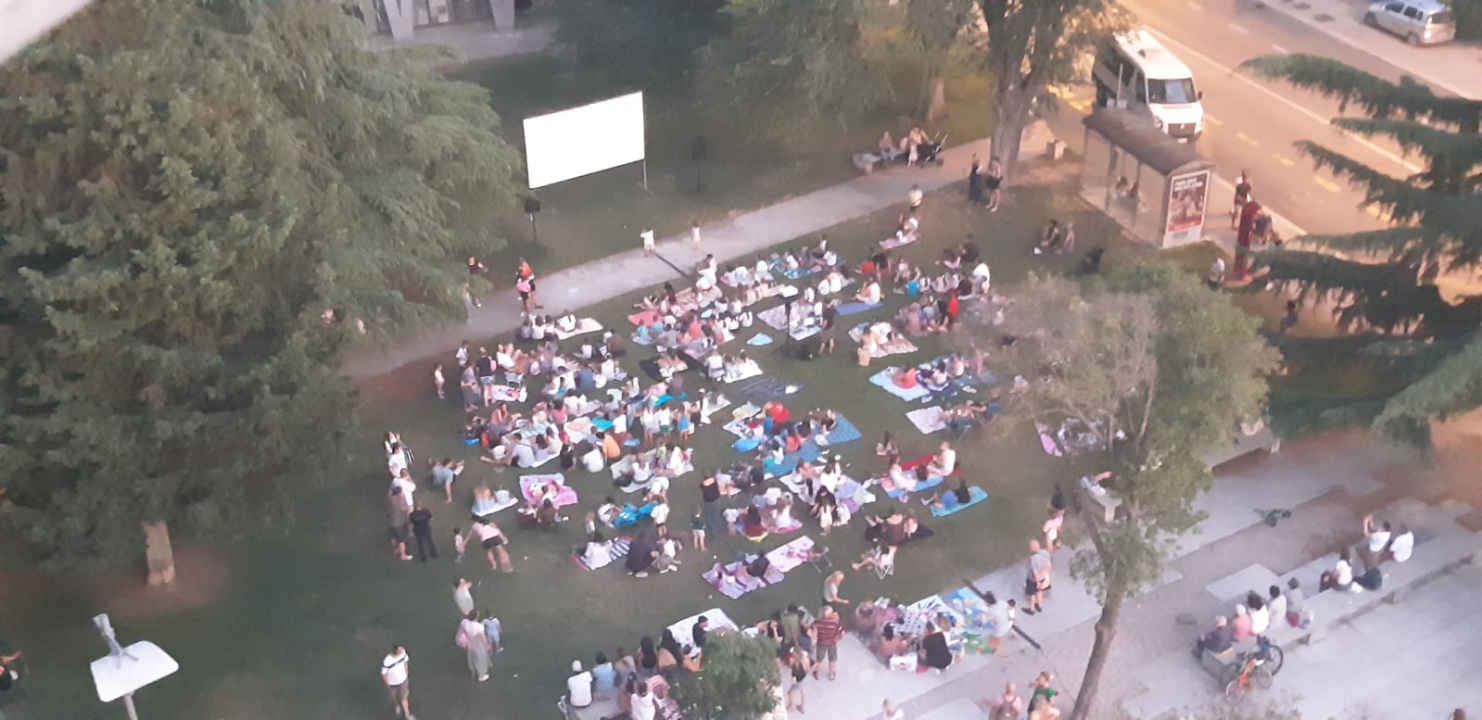 FOTO Ljetno kino Baldekin pun je pogodak, prva projekcija izgledala je kao neki dječji filmski Woodstock