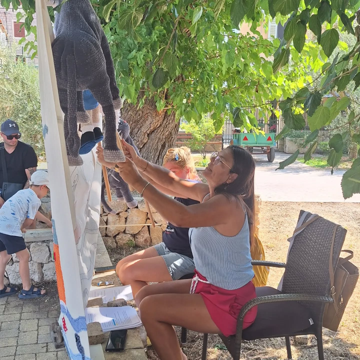 Zlarin ugostio lutkarsku predstavu koja čuva pomorsku baštinu za nove generacije