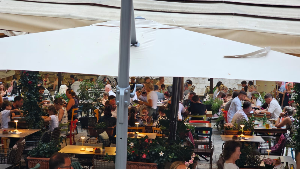 Kao i uvijek, oblaci promijenili planove turista: Umjesto plaže, pohrlili u grad