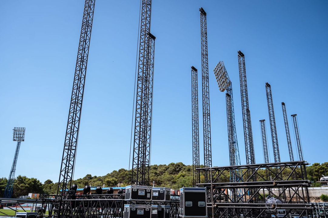 FOTO Impozantna pozornica za Thompsonov koncert niče na Šubićevcu, na stadionu su i 'sporni' kemijski zahodi 