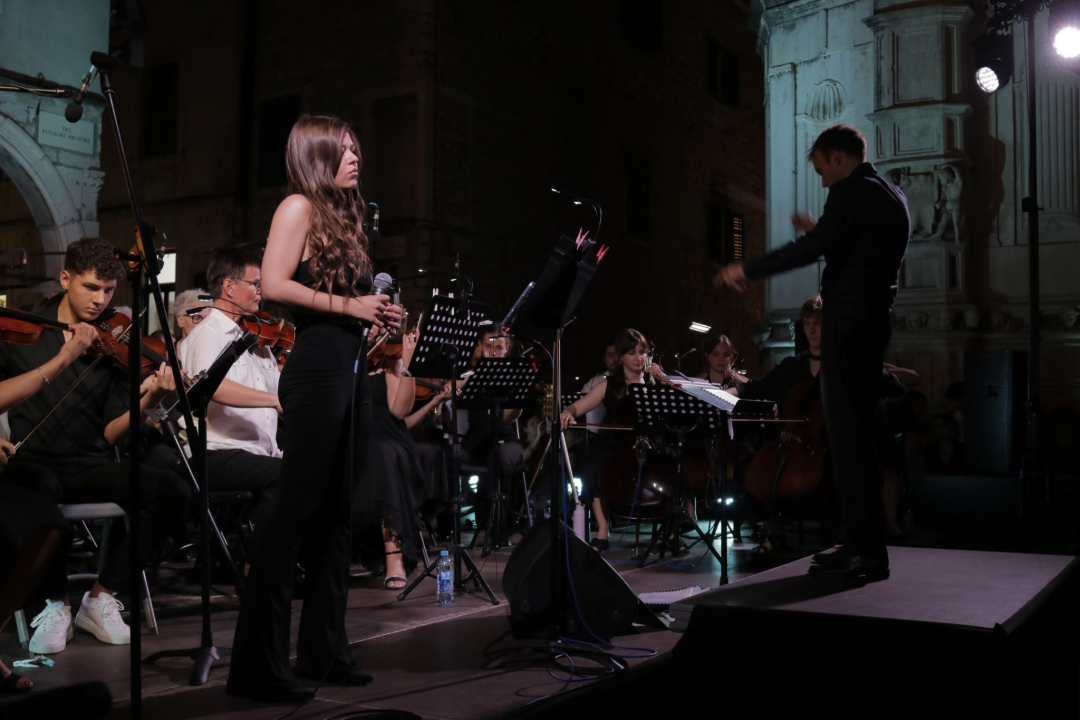 Gradski komorni orkestar ispred Gradske vijećnice zasvirao Gabi, Matiji i Arsenu u čast