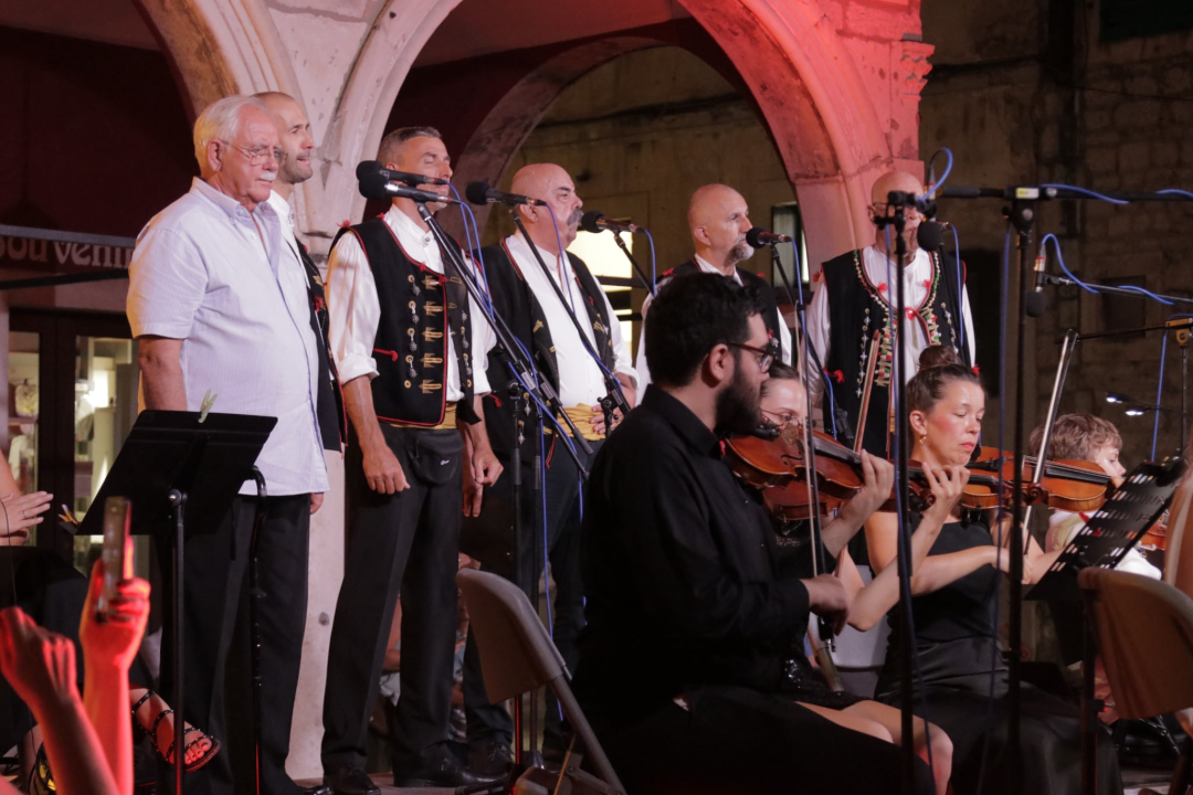 Gradski komorni orkestar ispred Gradske vijećnice zasvirao Gabi, Matiji i Arsenu u čast