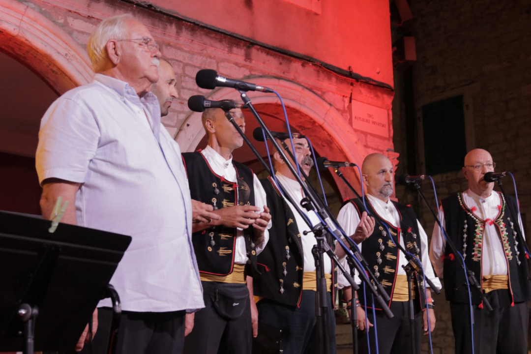Gradski komorni orkestar ispred Gradske vijećnice zasvirao Gabi, Matiji i Arsenu u čast