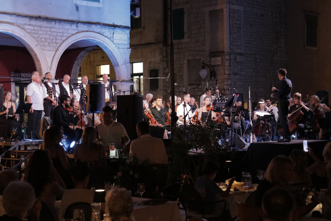 Gradski komorni orkestar ispred Gradske vijećnice zasvirao Gabi, Matiji i Arsenu u čast