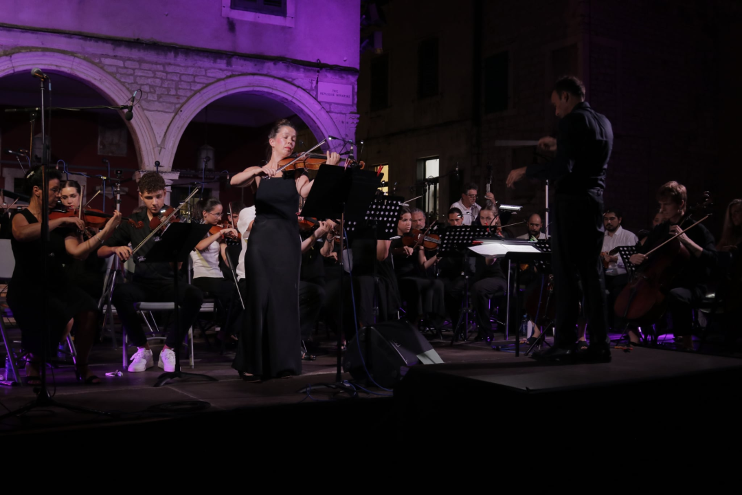 Gradski komorni orkestar ispred Gradske vijećnice zasvirao Gabi, Matiji i Arsenu u čast