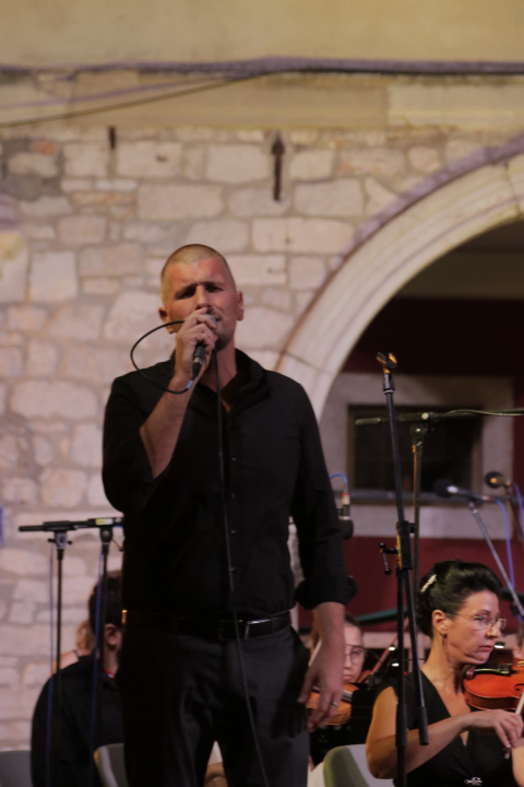 Gradski komorni orkestar ispred Gradske vijećnice zasvirao Gabi, Matiji i Arsenu u čast