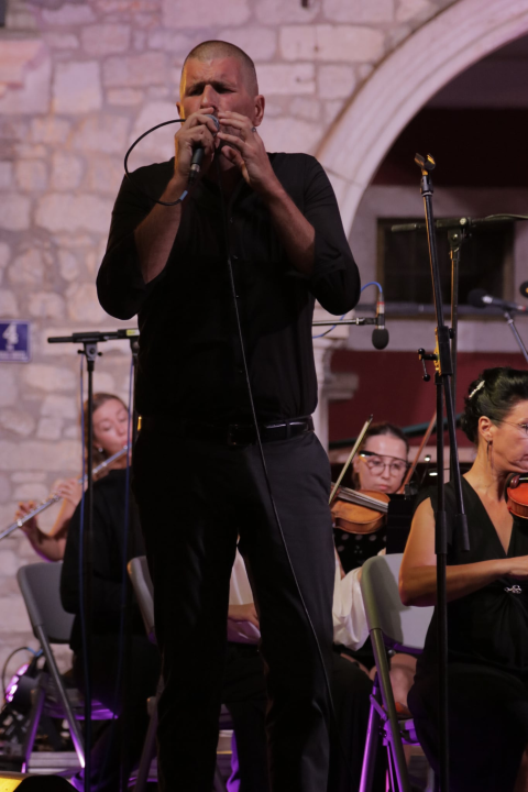 Gradski komorni orkestar ispred Gradske vijećnice zasvirao Gabi, Matiji i Arsenu u čast