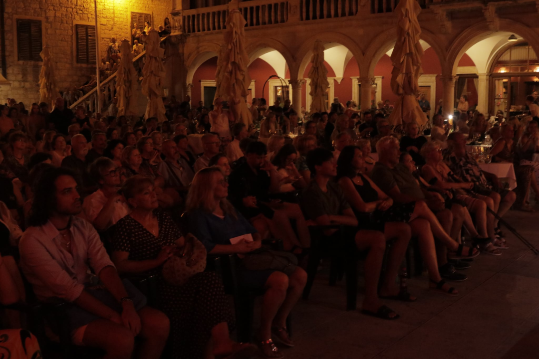 Gradski komorni orkestar ispred Gradske vijećnice zasvirao Gabi, Matiji i Arsenu u čast