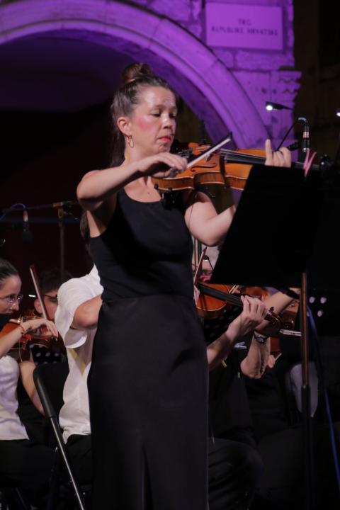 Gradski komorni orkestar ispred Gradske vijećnice zasvirao Gabi, Matiji i Arsenu u čast