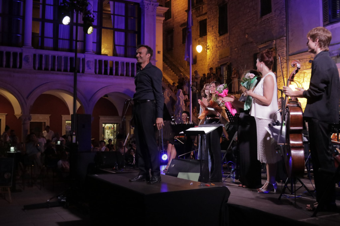 Gradski komorni orkestar ispred Gradske vijećnice zasvirao Gabi, Matiji i Arsenu u čast