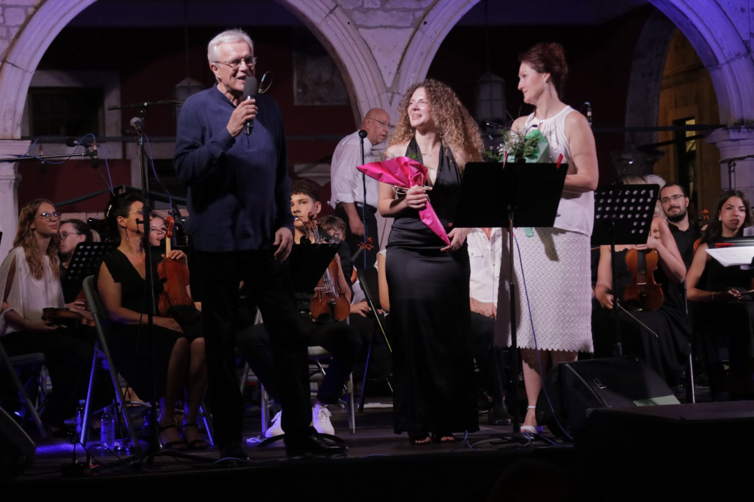 Gradski komorni orkestar ispred Gradske vijećnice zasvirao Gabi, Matiji i Arsenu u čast