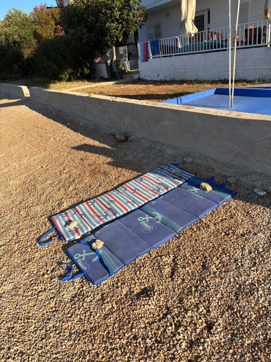 Pirovački komunalci još jednom pokupili masu ležaljki i ručnika