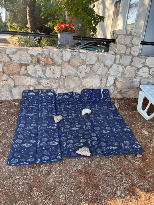 Pirovački komunalci još jednom pokupili masu ležaljki i ručnika