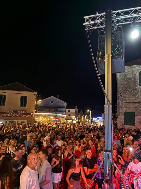 Pirovac svečano obilježio obljetnicu Oluje uz koncert Dalmatina, bakljadu i vatromet
