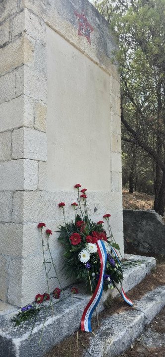 FOTO Antifašisti 'granatirali' Pisak, nitko iz lokalne vlasti na obilježavanju obljetnice osnutka Prvog šibenskog partizanskog odreda