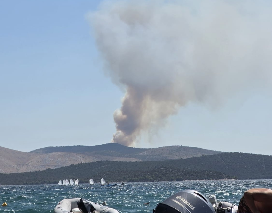 Požar kod Primoštena Burnjeg: Na terenu 30 vatrogasaca, pomažu i zračne snage