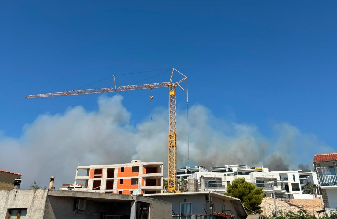 Požar kod Primoštena Burnjeg: Na terenu 30 vatrogasaca, pomažu i zračne snage