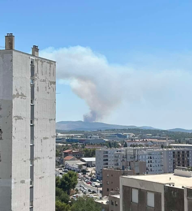 Požar kod Primoštena Burnjeg: Na terenu 30 vatrogasaca, pomažu i zračne snage