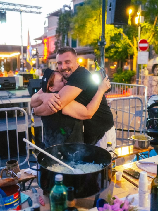 Miris brudeta širio se Tribunjem: Kuhalo se, guštalo i plesalo uz Luku Nižetića