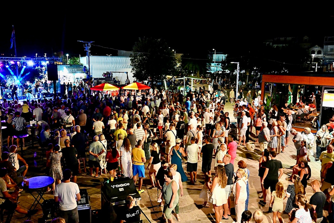 Brojni posjetitelji uživali na Pirovačkoj fešti uz dobru glazbu i domaće specijalitete