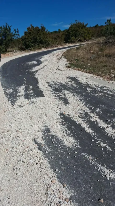 FOTO Mjesec dana nakon izgradnje počela pucati pristupna cesta do Spomen doma obitelji Čengić u Erveniku?