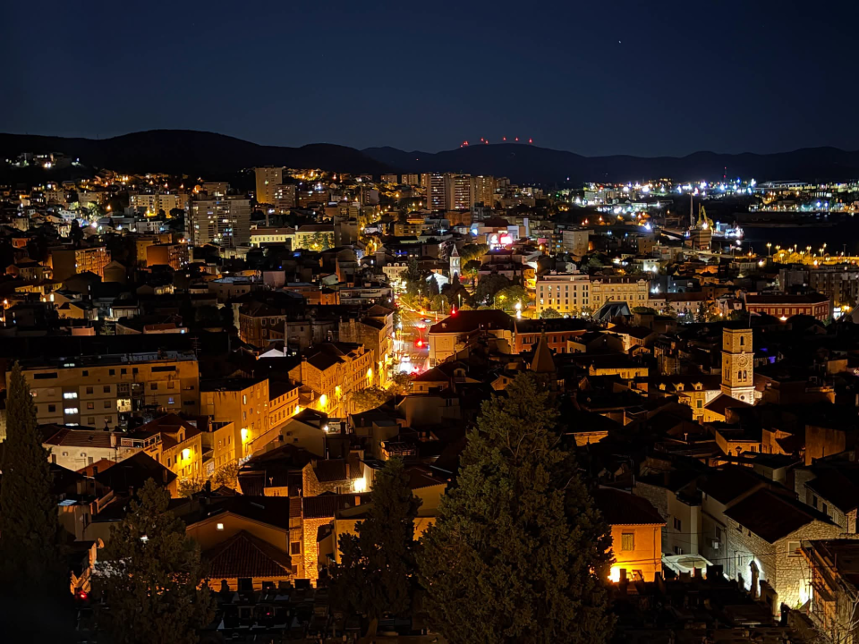 Šibenik uoči blagdana svog zaštitnika: Mladi se u procesiji popeli do tvrđave sv. Mihovila