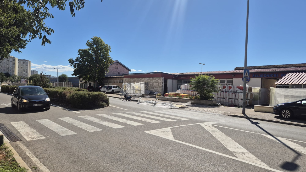 Skela pala na čovjeka