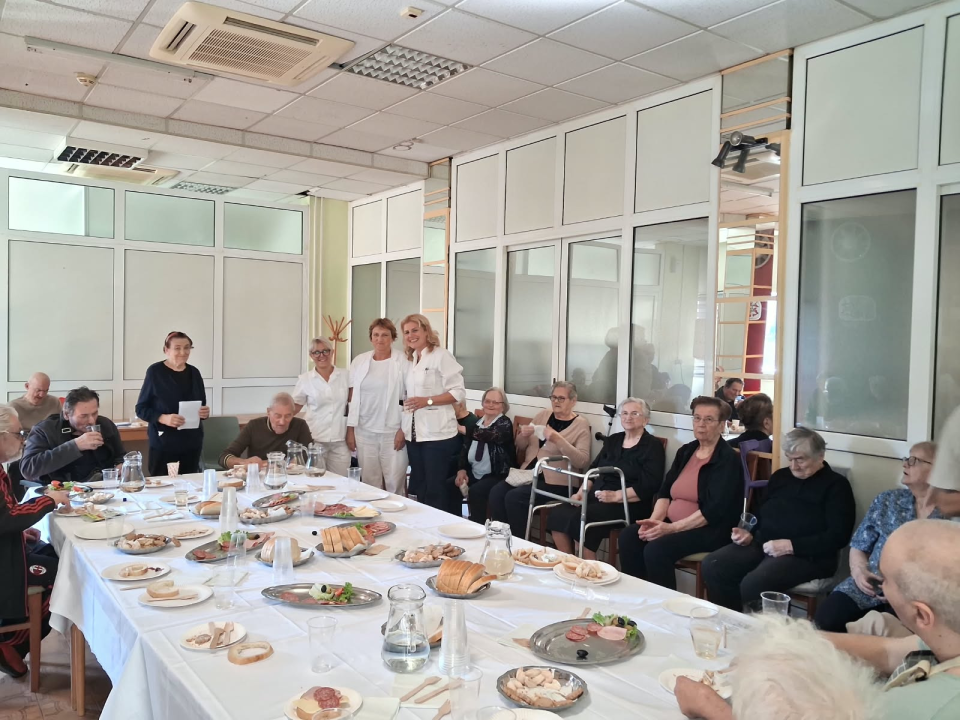 Pjesmom i druženjem u Cvjetnom domu obilježili Međunarodni dan starijih osoba
