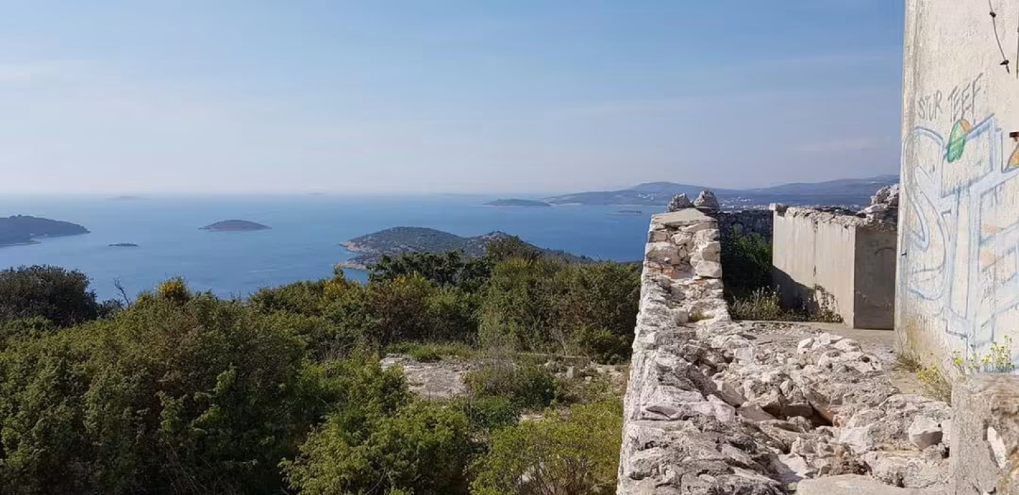 Skrivena utvrda kod Rogoznice: Za nju malo tko zna, a pruža jedan od najljepših pogleda na Jadran