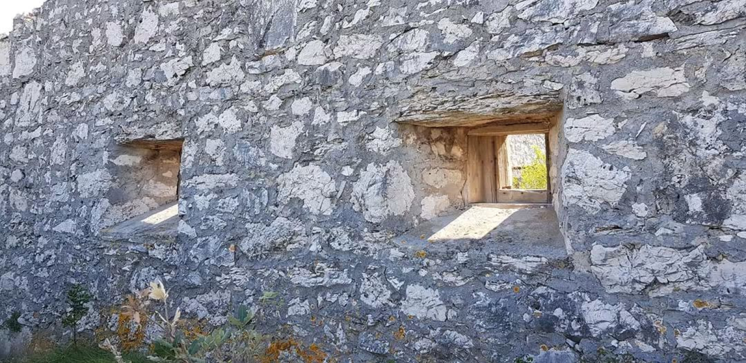 Skrivena utvrda kod Rogoznice: Za nju malo tko zna, a pruža jedan od najljepših pogleda na Jadran