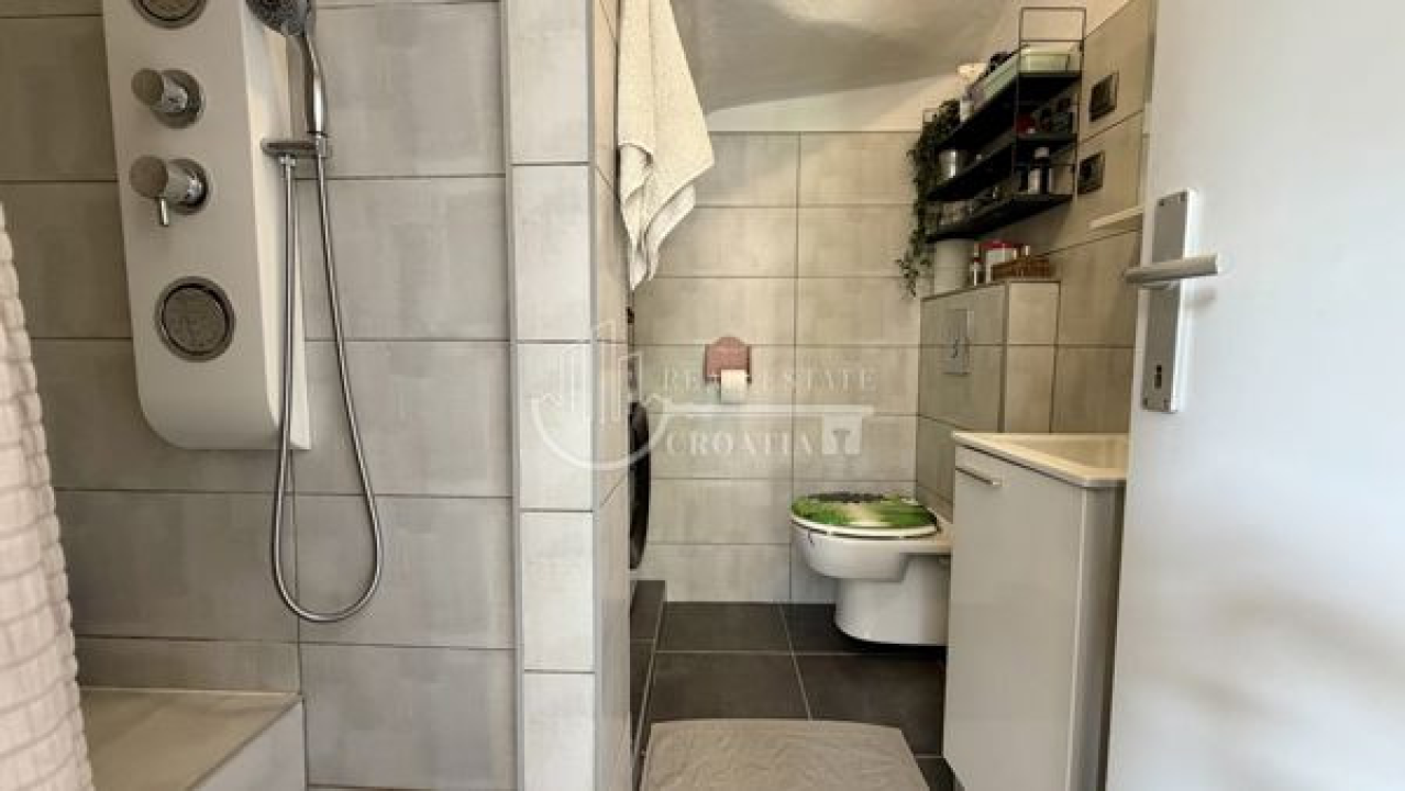 Pet minuta od šibenske rive prodaje se zanimljiva nekretnina: Tri stana, dvorište i tri parkirna mjesta