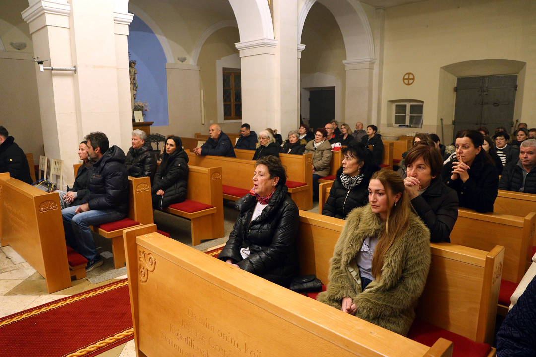 Šibenski biskup Tomislav Rogić u sklopu pastirskog pohoda posjetio župe Jadrtovac i Vrpolje