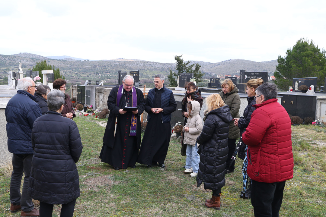 Šibenski biskup Tomislav Rogić u sklopu pastirskog pohoda posjetio župe Jadrtovac i Vrpolje